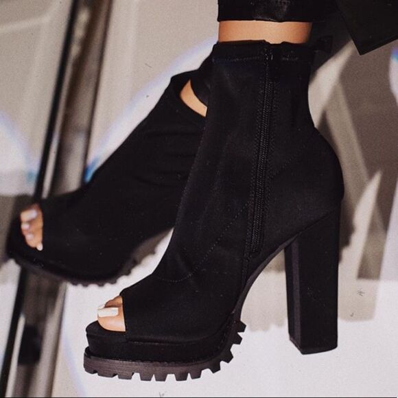 Restocked ARIANA LUGSOLE BLACK OPEN TOE BOOTIES - Picture 2 of 2